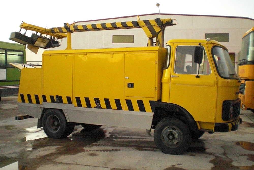 Camión de iluminación industrial tras reparación de motor