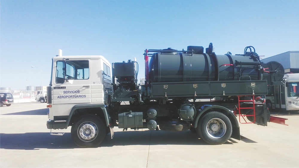 Cisterna limpiafosas con motor reconstruido