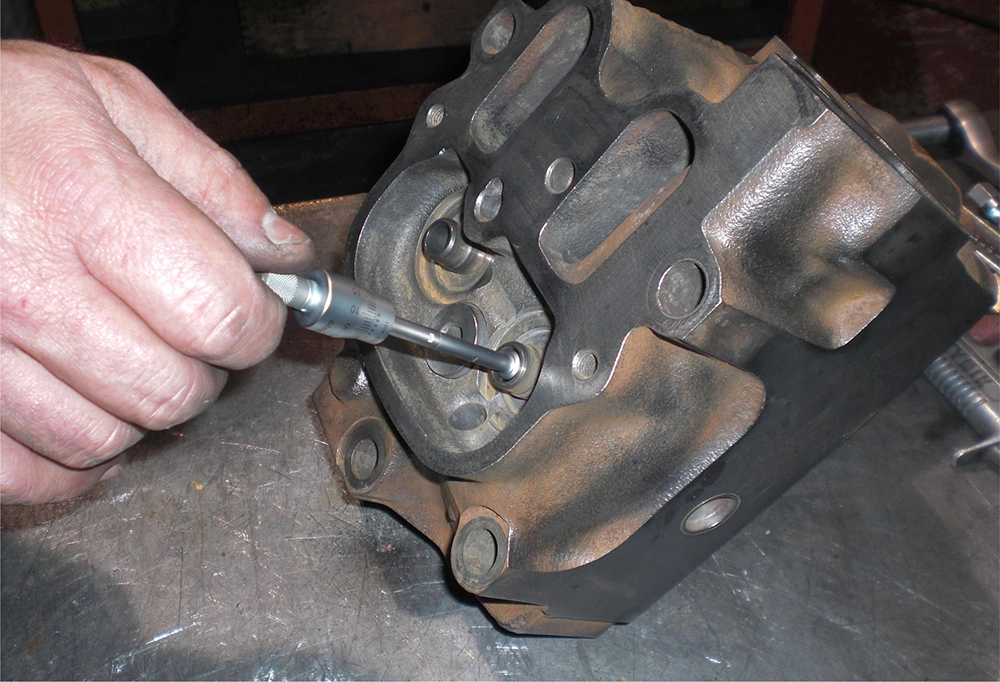 Operario trabajando en el taller