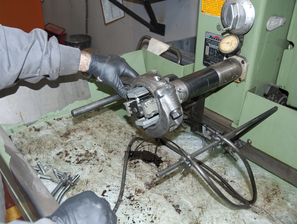 Operario trabajando en el taller