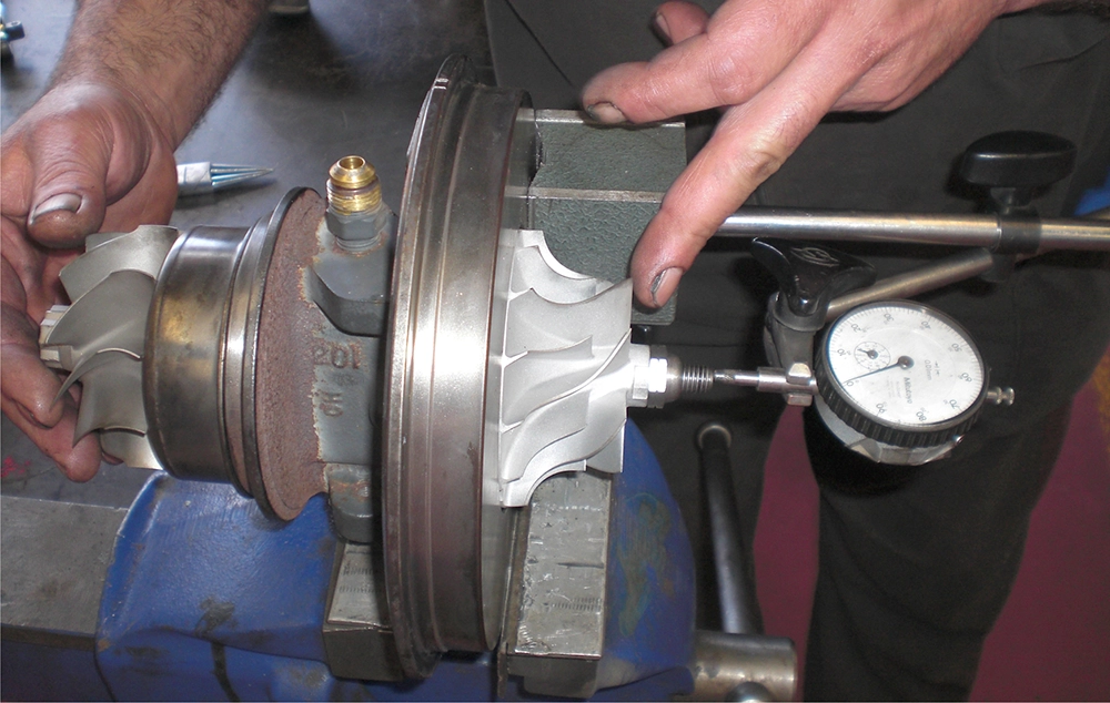 Operario trabajando en el taller