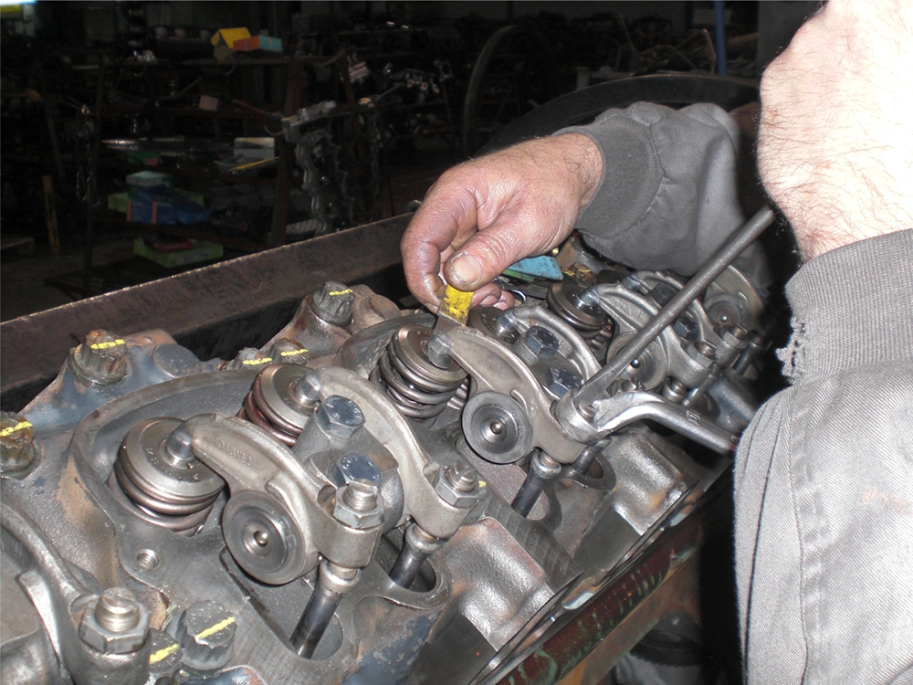 Operario trabajando en el taller